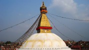 Stupa von Bodnath, Der große Stupa von Bodnath. Im Nordosten von Kathmandu liegt der große Stupa von Bodnath. Er wird oft auch Bauddha oder Bouddhanath genannt.
