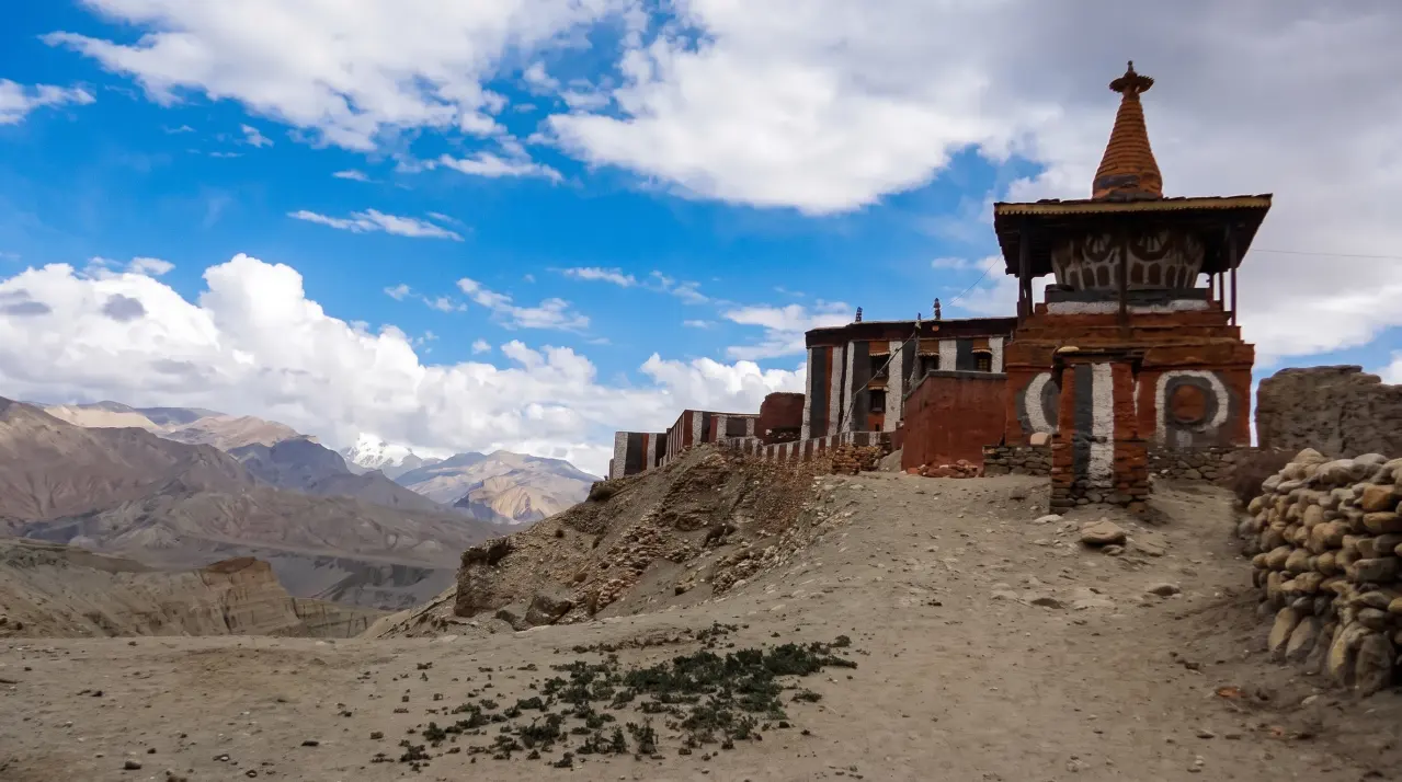 Chörten auf dem Weg, Tsarang, Mustang