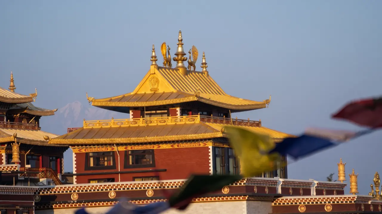Beeindruckend, der Namo Buddha Tempel