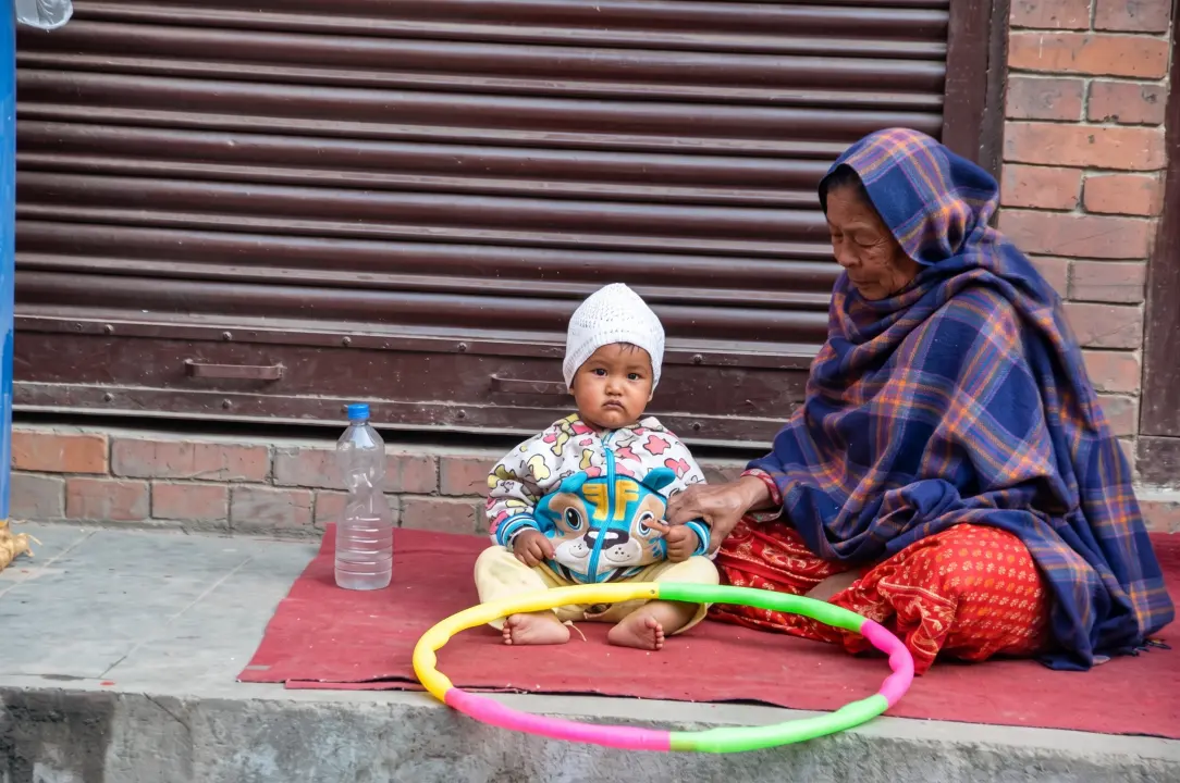 Bespassung für die Kleine in Bhaktapur