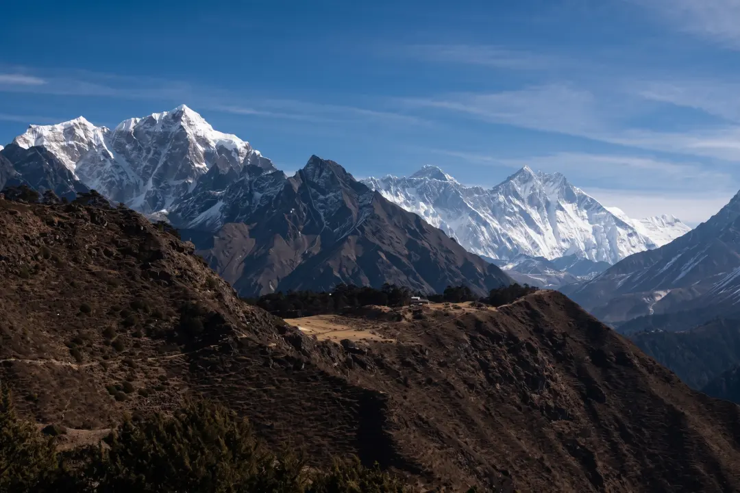 Blick auf Everest (Bildmitte) und Lhotse