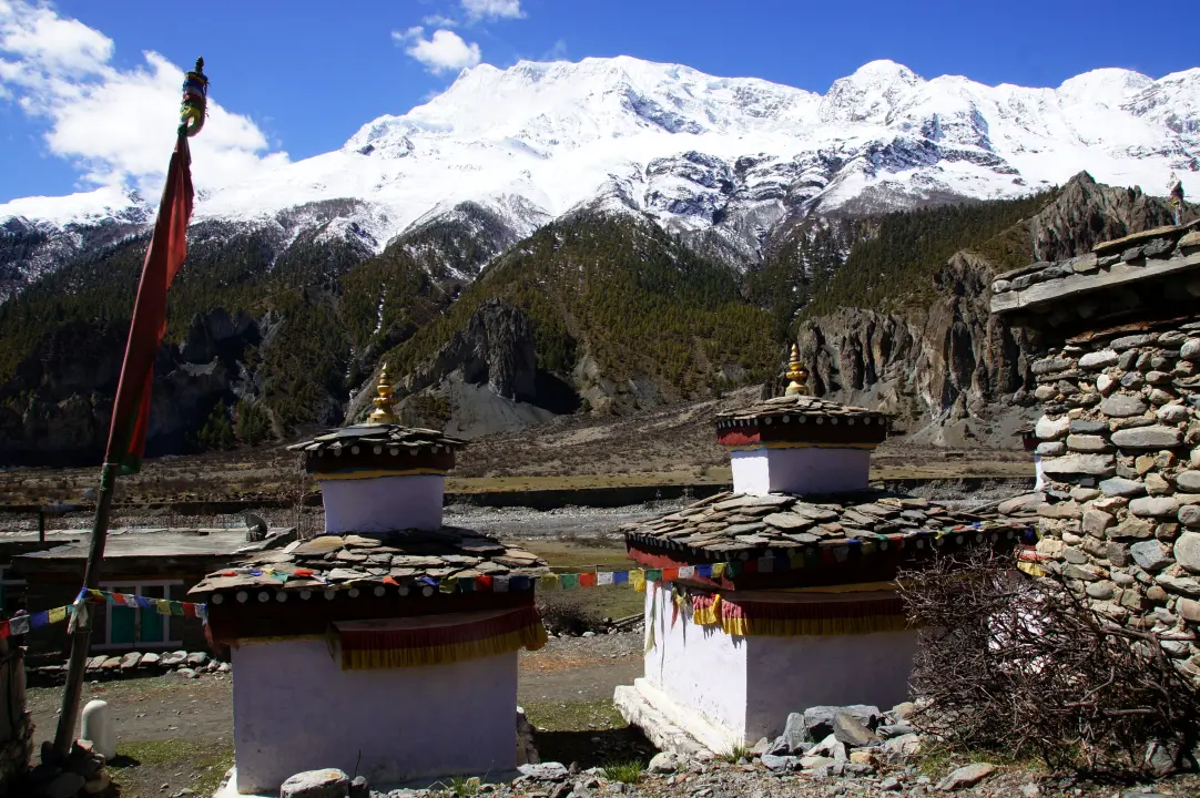 Stupas im Dorf Manang, Annapurna Trekking