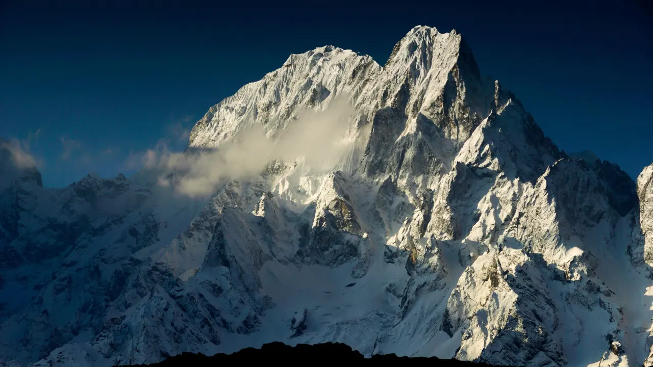 Fernblicken über gewaltige Eisflanken, Manaslu Trekking