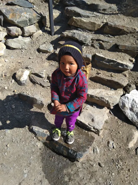 Kleiner Träger auf dem Weg, Manaslu Trekking