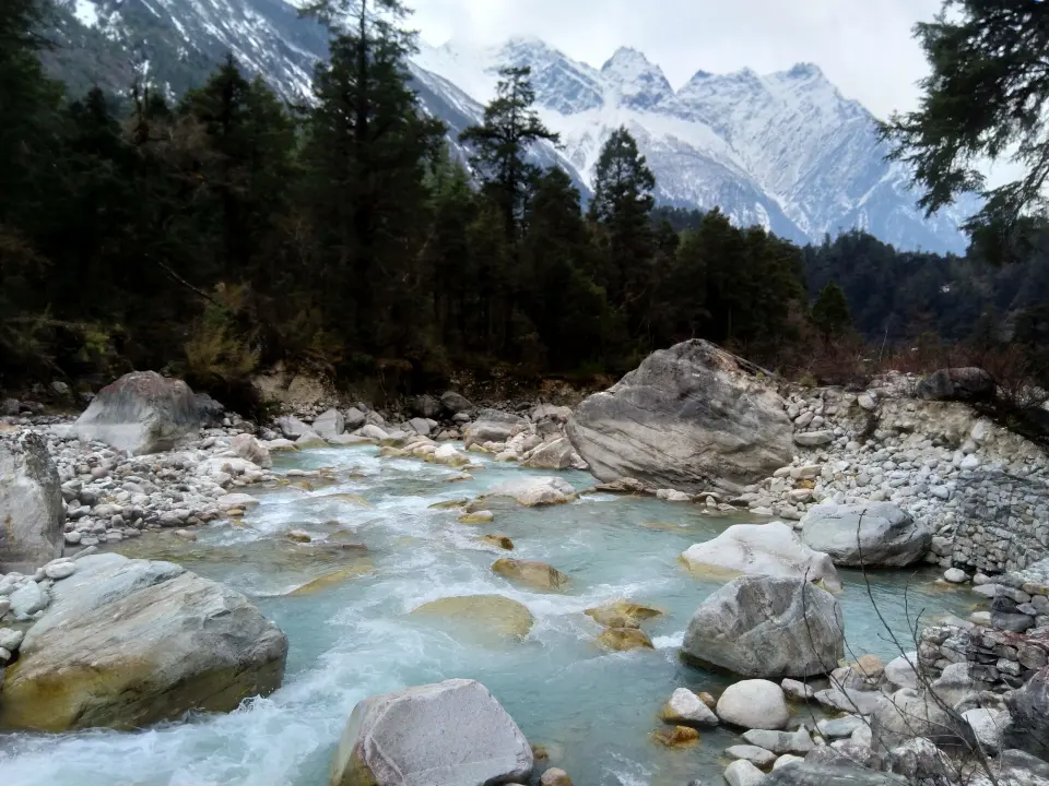 Der Weg führt immer am Fluss entlang, Manaslu Trekking