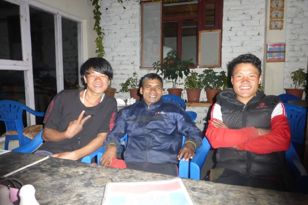 Guide und Träger in der Lodge, Dhaulagiri Trekking