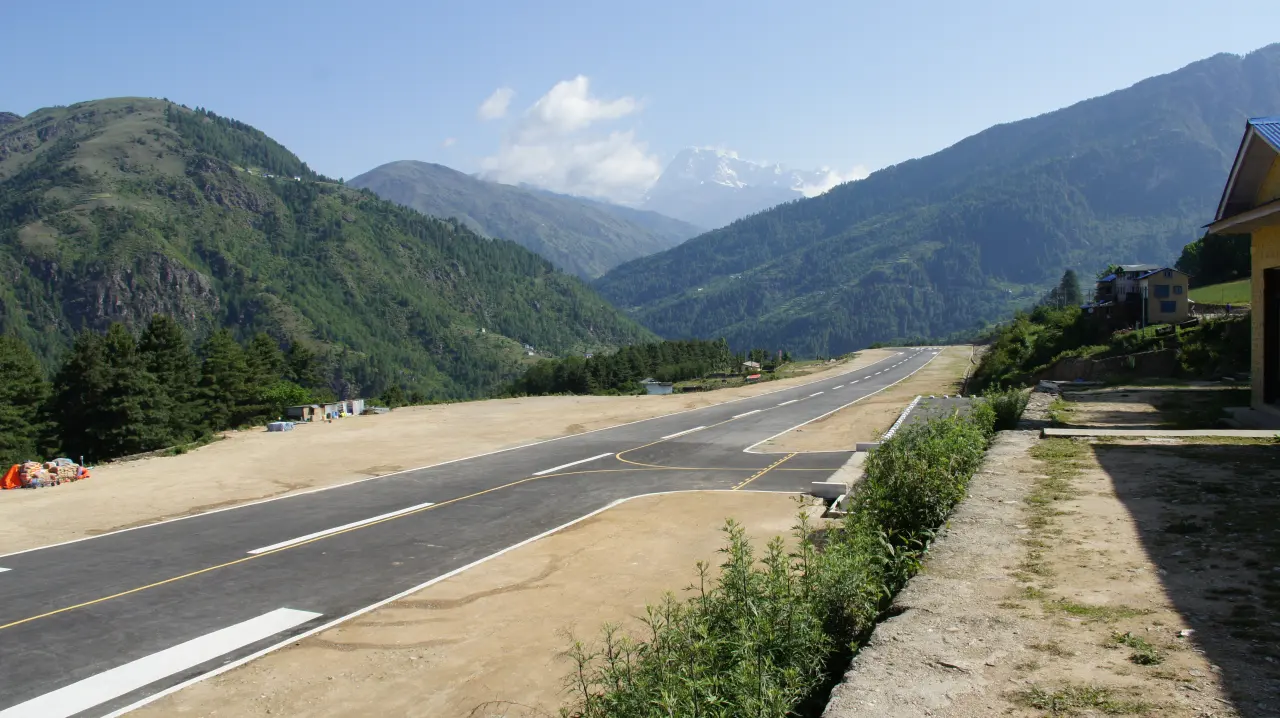 Die Startbahn des Phaplu Airports in Nepal