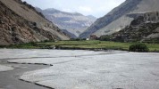 Am Fluß Kali Gandaki geht es in Richtung Kagbeni, Kagbeni liegt auf 2850 Metern und ist umgeben von gleich zwei Achttausendern. Die Annapurna mit 8091 und der Dhaulagiri mit 8167 Metern runden das Bild in dieser Region auf impulsante Weise ab.

Der Fluß Kali Gandaki ist einer der großen Flüsse Nepals.
Der Kali Gandaki hat die tiefste Schlucht der Welt erschaffen.
Er fließt durchschnittlich auf einer Höhe von 1.300 bis 2.600 Metern und liegt damit 5.500-6.800 Meter tiefer als die Gipfel im Osten und Westen seines Flusstals.
