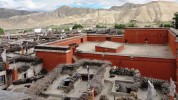 Lo-Manthang, Blick vom Dach der Jampa Gompa auf die Thupchen-Gompa.