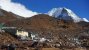 Machhermo, Lodge in Chukung, im rechten Bildteil der Island-Peak.