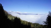 Ama Yangri, Mittig im Hintergrund ragt der Yangri-Peak aus den Wolken hervor.