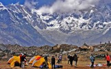 Annapurna Base Camp, Vom Machhapuchhare Base Camp (3.700 Meter) kann man in knapp zwei Stunden zum Annapurna Base Camp (4.130 Meter) aufsteigen. Hier gibt es einige Übernachtungsmöglichkeiten, die man bei guter Akklimatisierung nutzen kann. Wer sich in der Höhe nicht wohl fühlt, kann in weniger als einer Stunde wieder in das MBC zurückgehen.