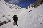 Kang La Pass, Bei schlechtem Wettern  ist der Weg über den Pass schwer zu finden. Hier kommt der Guide mit seiner Ortskenntnis zum Einsatz.