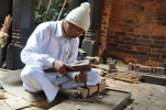 Bhaktapur, Hier werden Elemente wie Fenster, Türen, Säulen oft mit aufwendigen Schnitzereien versehen.