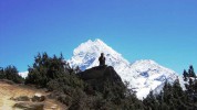 Thamserku, Von Namche Bazaar aus steht in Richtung Osten der Berg Thamserku.
Seine höchste Erhebung ist mit 6623 Metern für diese Region zwar nicht sehr hoch, aber schön :)